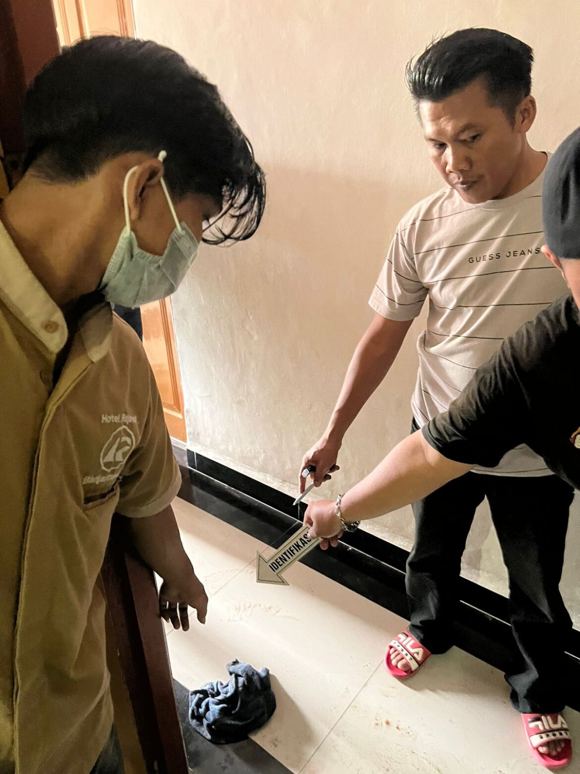 OLAH TKP-Pihak Polsek Banjarmasij Tengah saat melakukan Olah Tempat Kejadian Perkara (TKP) wanita bersimbah darah di kamar hotel Pelangi, Minggu (30/4/2023) siang. (foto:ist)