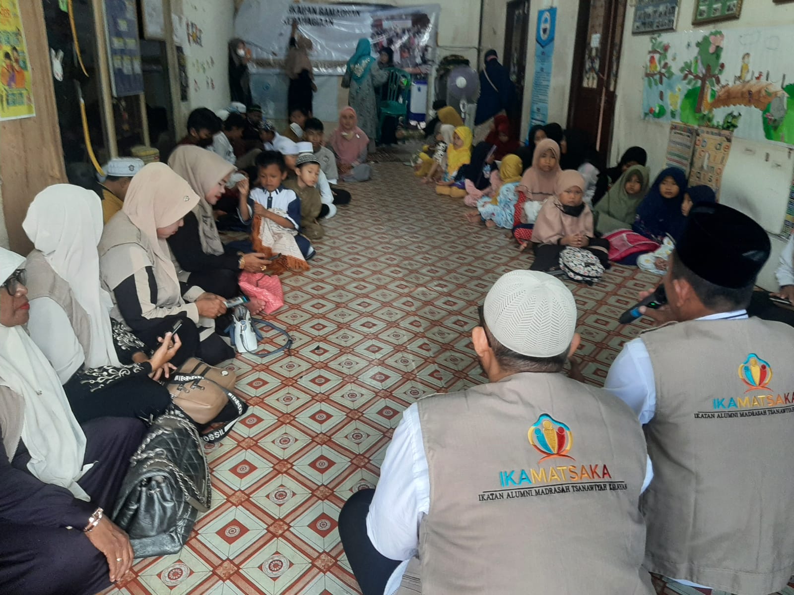 Suasana silaturahmi Ikamatsaka di rumah Yayasan Anak Bangsa Mandiri Banua.