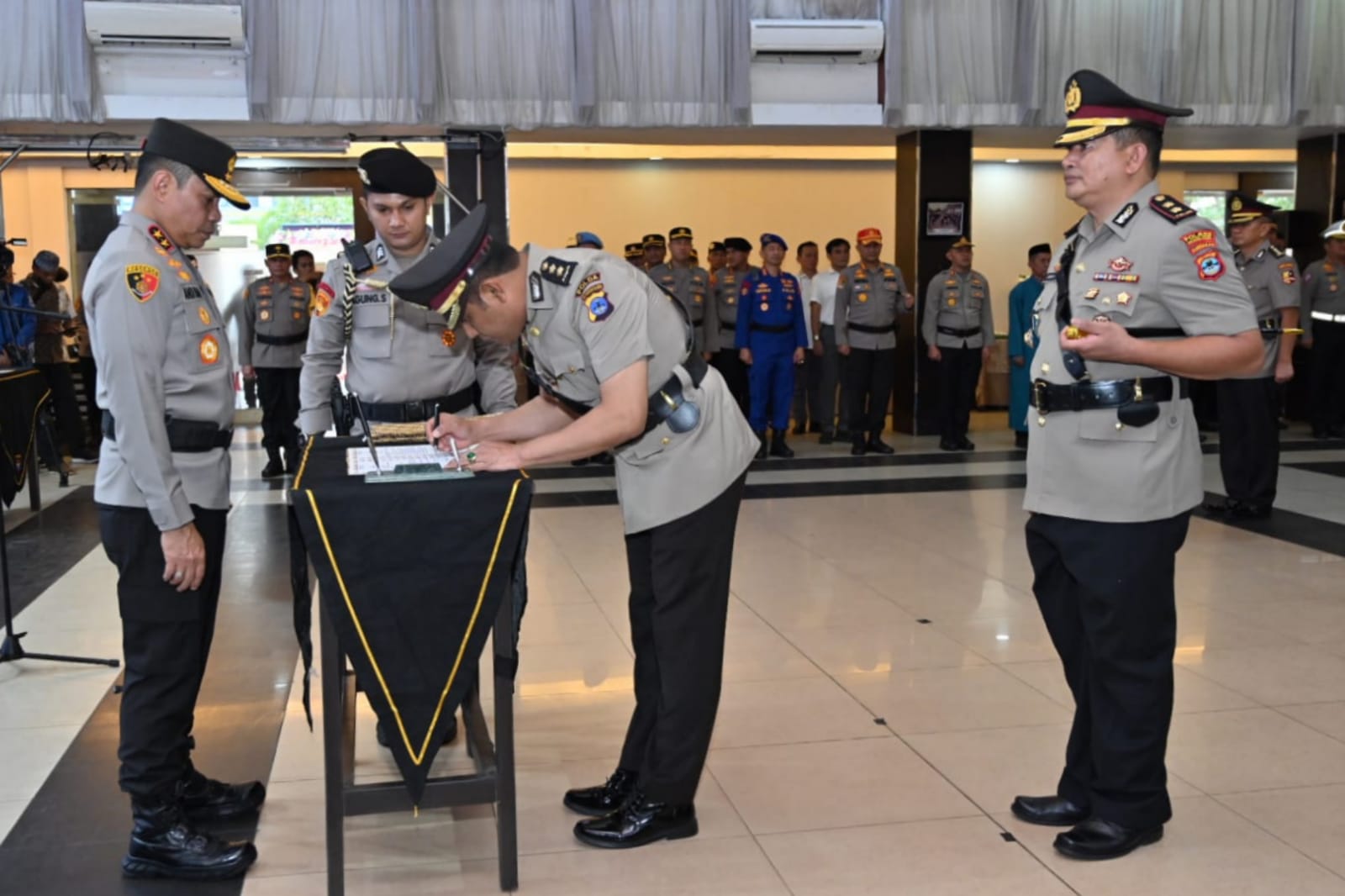 Kapolda Kalimantan Selatan (Kalsel) Andi Rian R Djajadi memimpin serah terima jabatan empat pejabat utama (PJU) dan empat Kapolres (Foto: Istimewa)