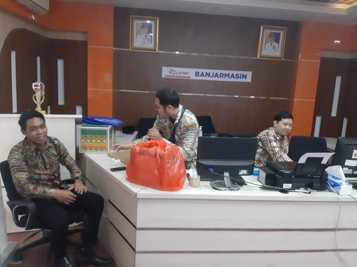 Senyum bahagia honorer yang mendapat amplop dan bingkisan sembako lebaran.