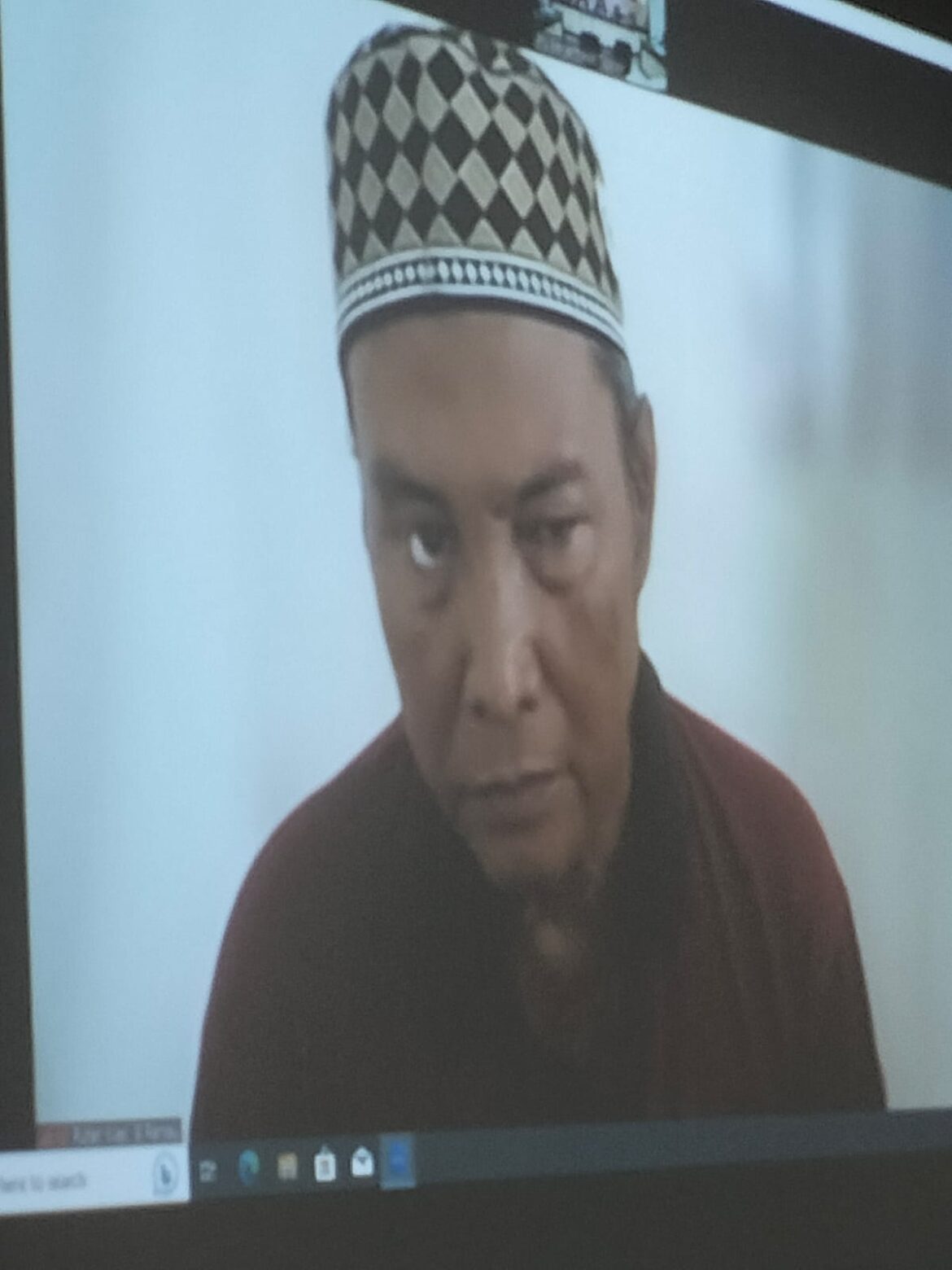 Mantan Kades Gadung Hasbullah ketika mengikuti sidang secara virtual.