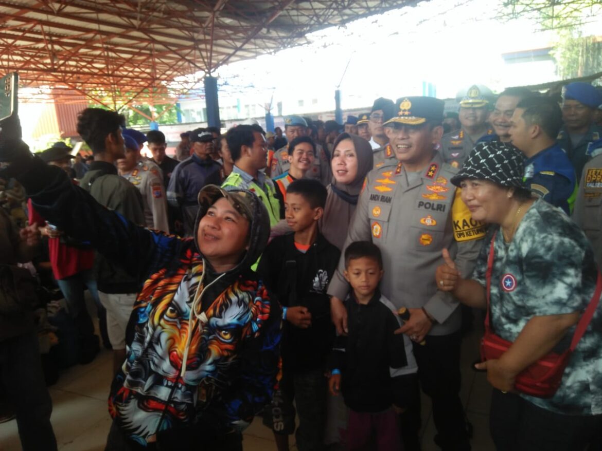 FOTO bersama-beberapa calin penumpang KM Darma Lautan Kartika IV saat foto bersama usai berbincang-bincang kepada oara ibu dan anak yang mudik dari Pelabuhan Trisakti Banjarmasin ke Surabaya Jatim. (foto:sum/brt)
