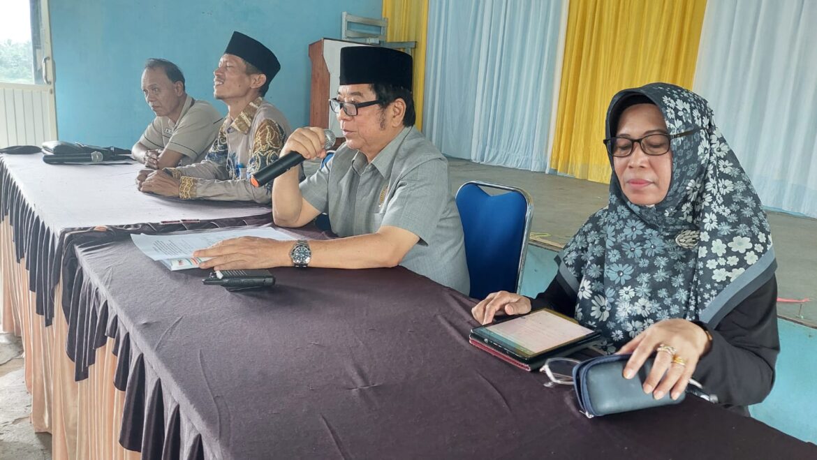 Anggota DPRD Provinsi Kalsel Dr H Karlie Hanafi Kalianda, SH MH saat melakukan Sosialisasi Perda Provinsi Kalsel Nomor 11 Tahun 2018 tentang Pemberdayaan Perempuan dan Perlindungan Anak di Kecamatan Tamban Kabupaten Barito Kuala.(foto : ist)