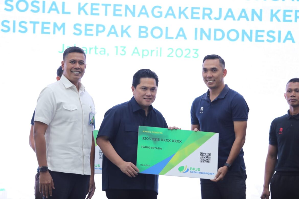 Ketua Umum PSSI Erick Thohir saat menyerahkan kartu BPJS Ketenagakerjaan kepada salah satu wasit dari sebanyak 353 orang disaksikan Direktur Utama BPJS Ketenagakerjaan Anggoro Eko Cahyo, Kamis (13/4/2023).(foto : ist)