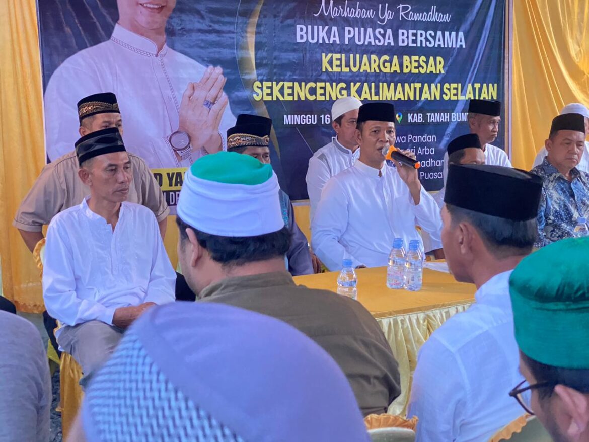 Wakil Ketua Komisi II DPRD Provinsi Kalsel Muhammad Yani Helmi menggelar buka puasa bersama dengan Keluarga Besar Sekenceng di Desa Sarigadung Kecamatan Simpang Empat Kabupaten Tanah Bumbu.(foto : ist)