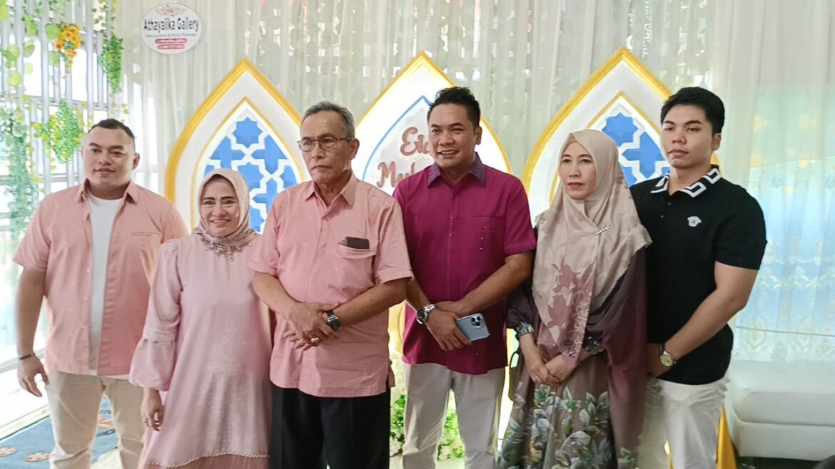 Anggota DPRD Provinsi Kalsel dari Fraksi PKB, H Suripno Sumas, SH, MH didampingi istri Hj Anni Hanisyah serta anaknya yakni anggota DPRD Kota Banjarmasin, H Deddy Sophian beserta istri dan Indra bakal calon legislatif anggota DPRD Kota Banjarmasin Dapil Banjarmasin Tengah dari Fraksi PKB.(foto : ist)
