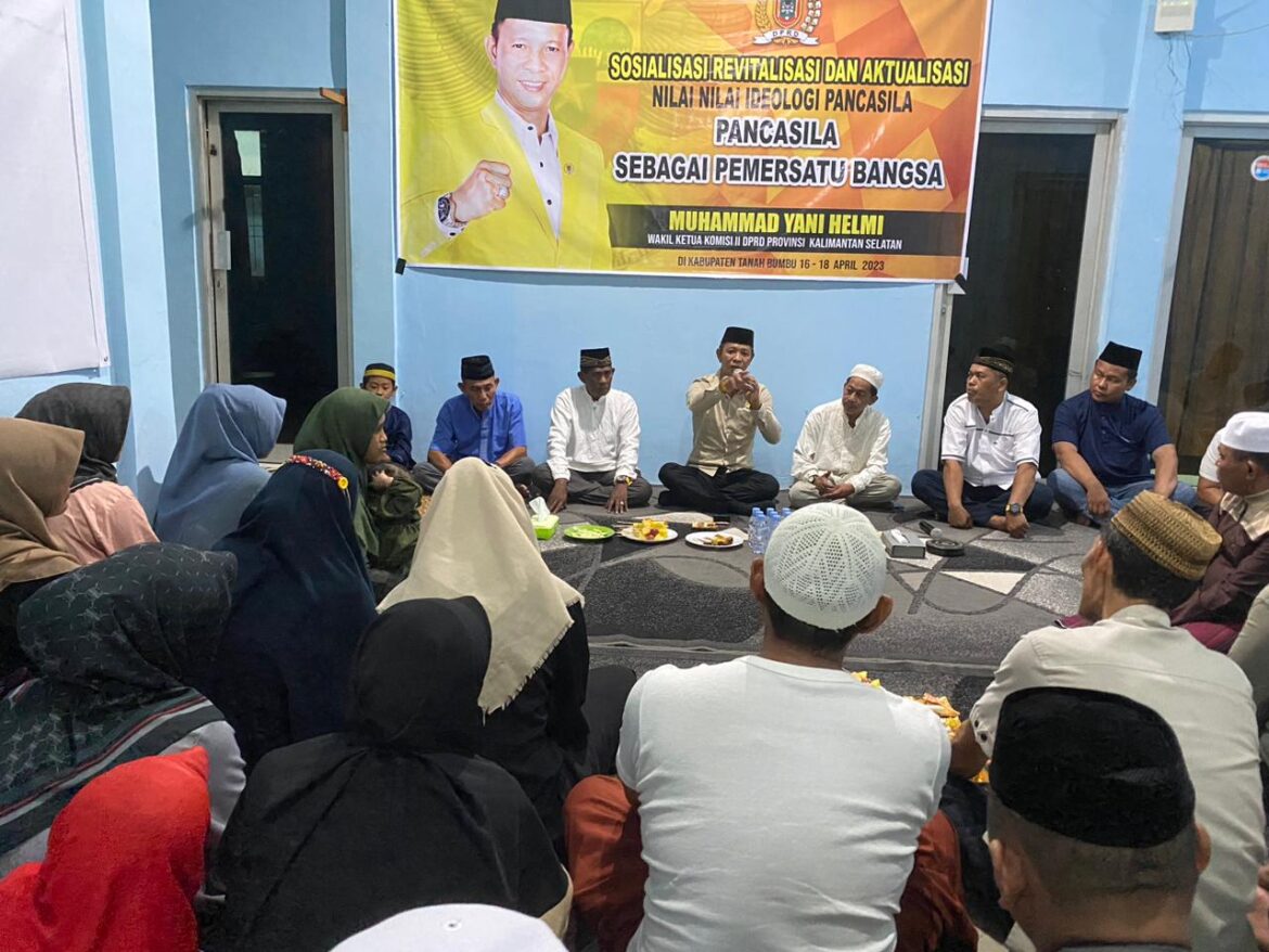 Wakil Ketua Komisi II DPRD Provinsi Kalsel Muhammad Yani Helmi melaksanakan kegiatan Sosialisasi Revitalisasi dan Aktualisasi Nilai-Nilai Ideologi Pancasila di Desa Sejahtera Kecamatan Simpang Empat Kabupaten Tanah Bumbu.(foto : ist)