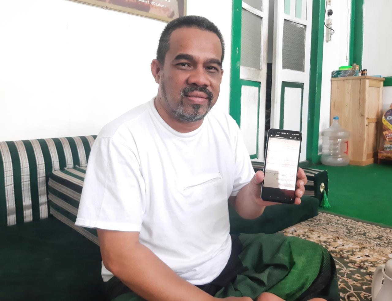 Habib Fathurrahman menunjukan copy surat wasiat Mualim Syukur terkait pemakaman.