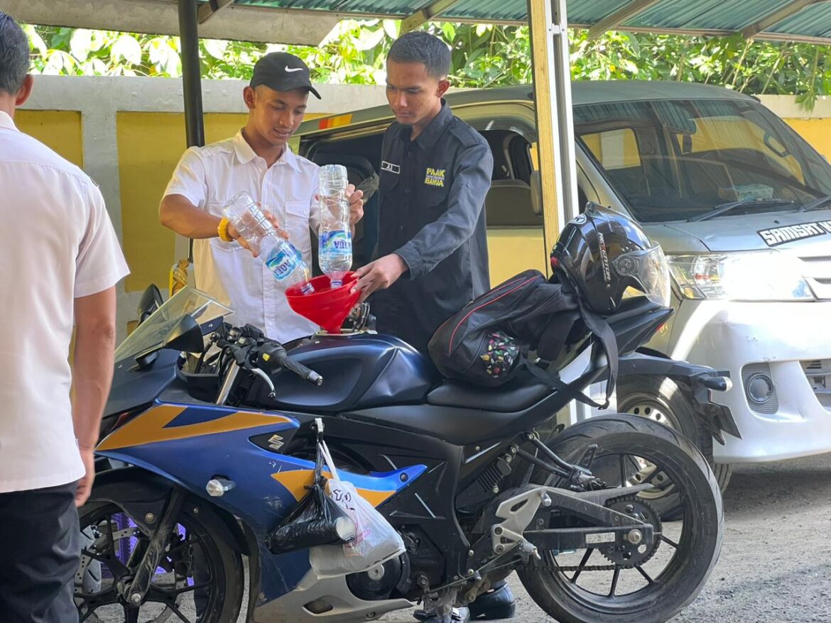 Jemaah Haul ke-217 Syekh Muhammad Arsyad Al-Banjari atau Datu Kelampayan saat pengisian BBM gratis jenis pertalite di Halaman Kantor UPPD Samsat Batulicin yang difasilitasi Wakil Ketua Komisi II DPRD Provinsi Kalsel Muhammad Yani Helmi dan Relawan Sekenceng.(foto : ist)