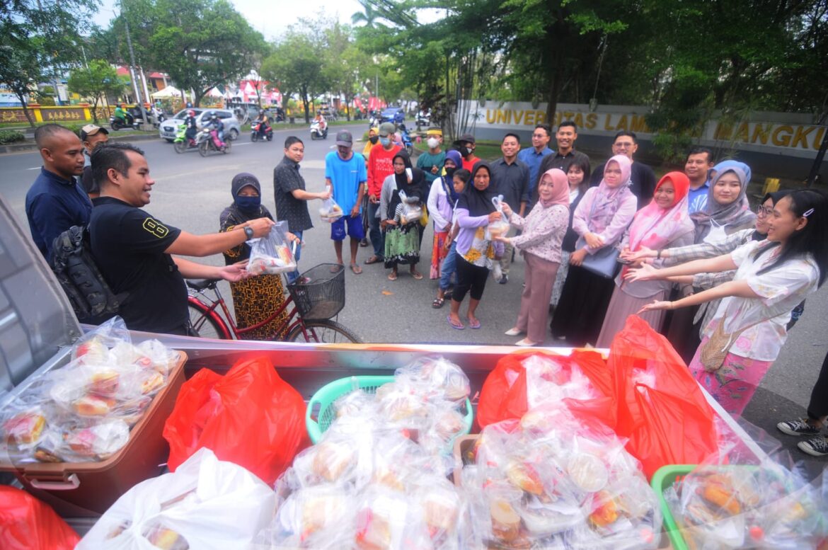 Mahasiswa Program Magister Ilmu Hukum Fakultas Hukum ULM bagikan 300 Takjil, di Jalan Brigjen Hasan Basri, Kecamatan Banjarmasin Utara, Kota Banjarmasin, Sabtu (8/4/2023). (foto : iman satria/brt)
