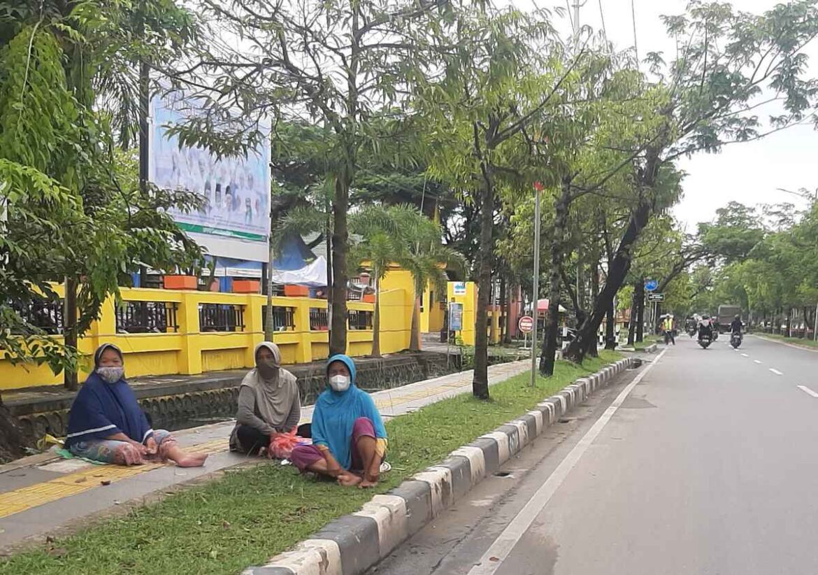 Para gepeng sedang mangkal berharap sedekah dari pengendara yang melintas di Jalan Brigjend Hasan Basri. Hamdani