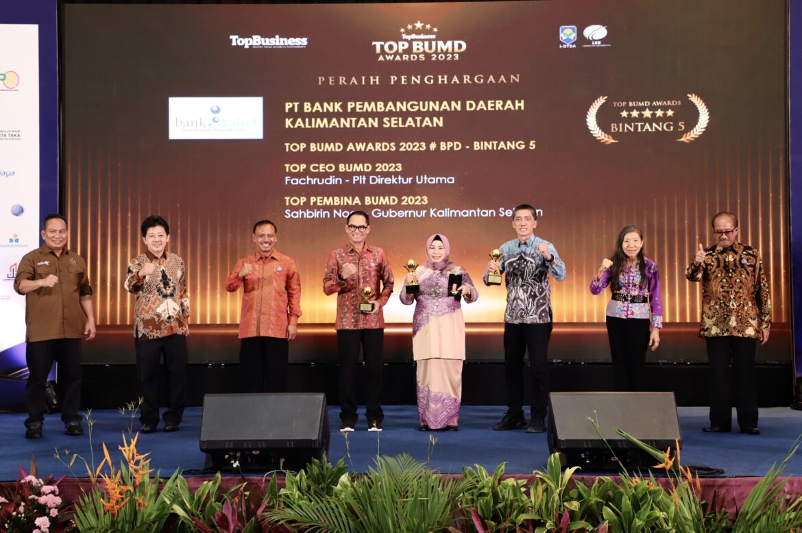 Bank Kalsel dianugerahi penghargaan spesial sebagai TOP BUMD 2023 dengan predikat “BPD Bintang 5 - Excellent” (Foto:bank kalsel)