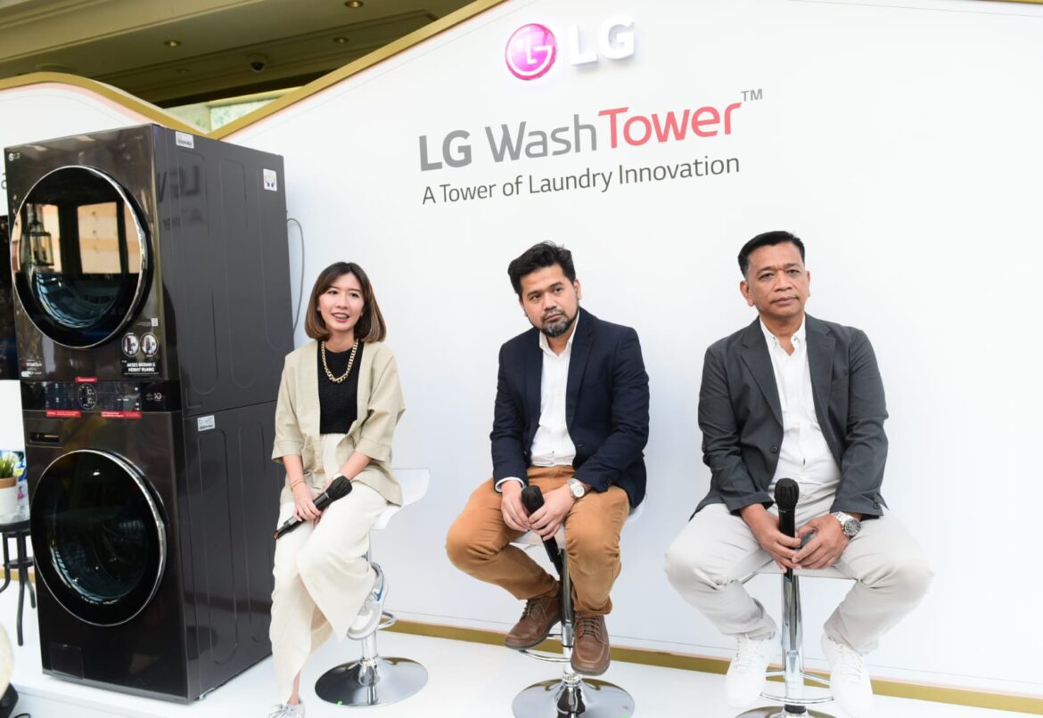 Kika Lenka Peruba Product Marketing Washing Machine for LG Electronics Indonesia, dan Dedi Triono Corporate Marketing Manager for LG Electronics Indonesia. Serta Rokhim Service Department Head for LG Electronics Indoneska (foto:ist)