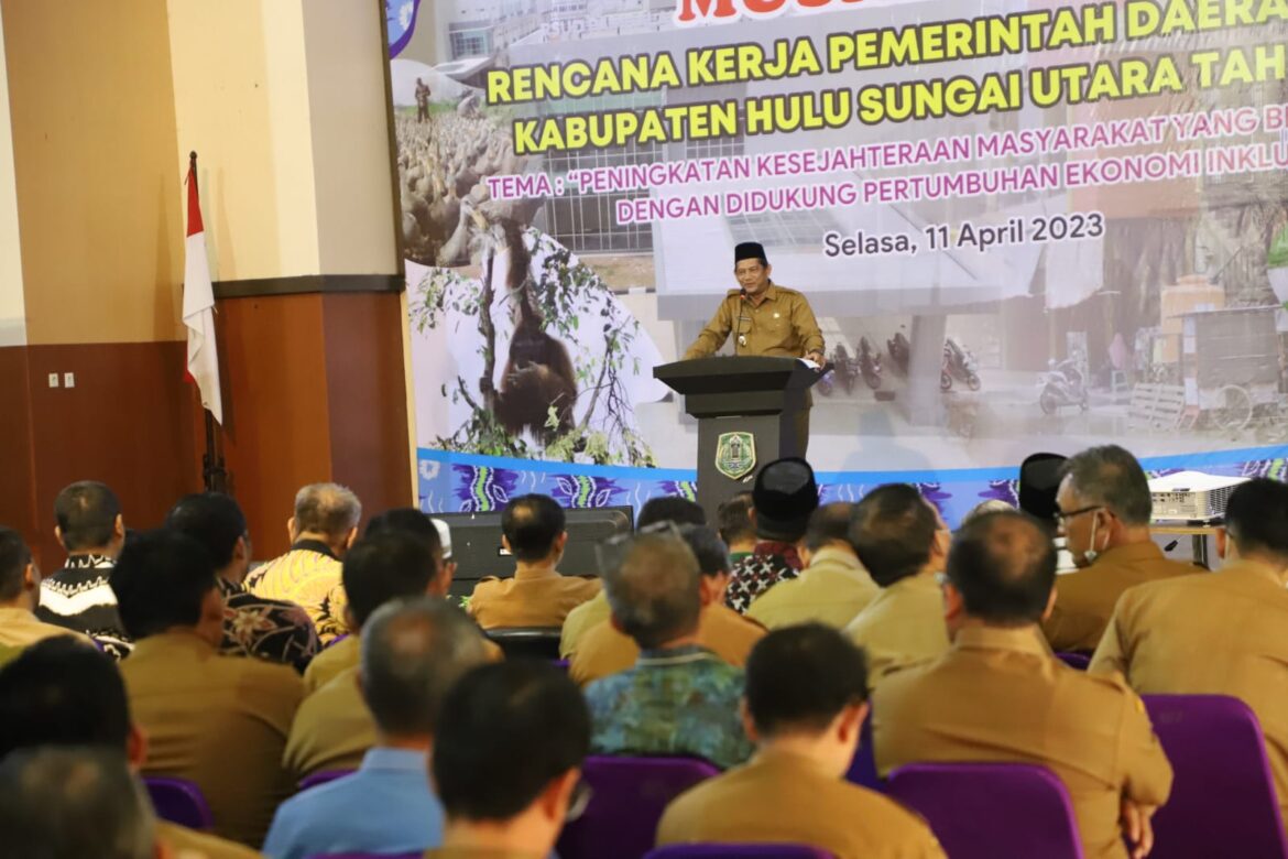 Penjabat Bupati HSU R Suria Fadliansyah, M.Pd menyampaikan sambutan di acara Musrenbang RKPD Tahun Anggaran 2024.(foto : marfai/brt)