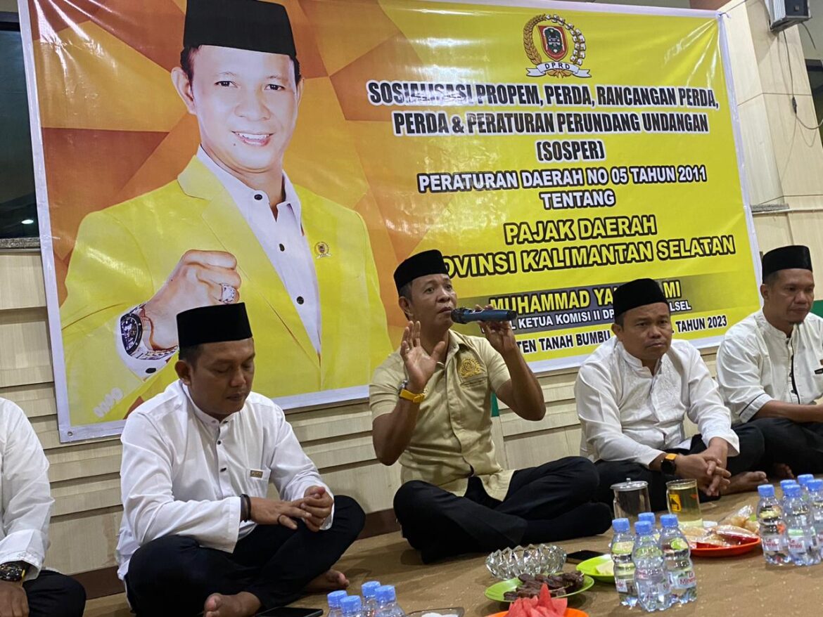 Wakil Ketua Komisi II DPRD Provinsi Kalsel Muhammad Yani Helmi melaksanakan kegiatan Sosialisasi Perda Kalsel Nomor 5 Tahun 2011 tentang Pajak Daerah di Desa Kupang Berkah Jaya Kecamatan Batulicin Kabupaten Tanah Bumbu.(foto : ist)