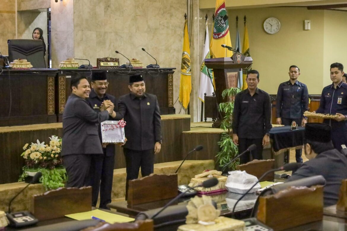 Sekda Provinsi Kalsel Roy Rizali Anwar saat menerima berita acara pokok-pokok pikiran DPRD yang diserahkan oleh Ketua DPRD Provinsi Kalsel DR (HC) H Supian HK, SH MH dalam rapat paripurna.(foto : humasdprdkalsel)