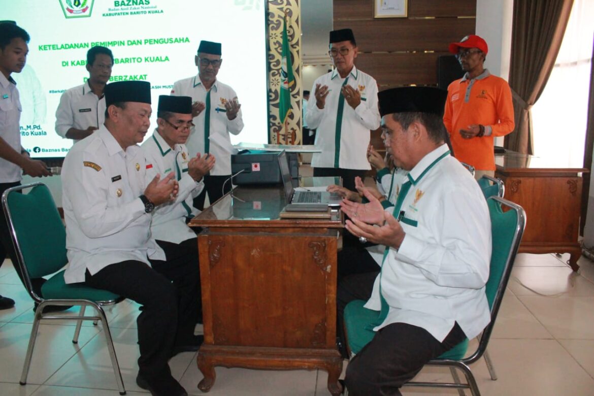 Berikan Teladan, Pj Bupati Mujiyat Salurkan Uang Tunjangan Tambahan ke Baznas Batola