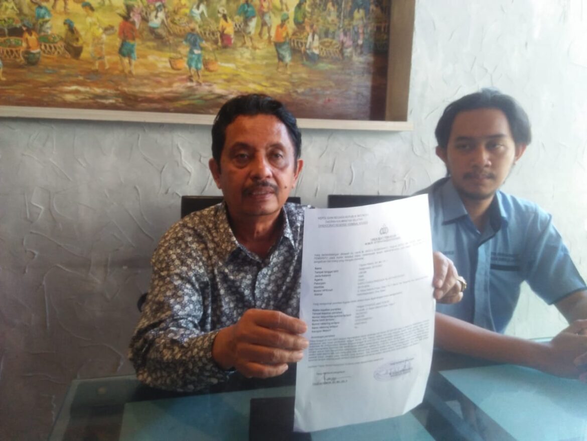 PERLIHATKAN LAPORAN - Pengacara DR H Fauzan Ramon SHMH saat memperlihatkan laporannya ke Dit Krimsus Polda Kalsel,  terkait penipuan nomor ponselnya WA dicatut orang hingga menelan korban puluhan juta,  Selasa (11/4/2023) siang.  (foto:ist)