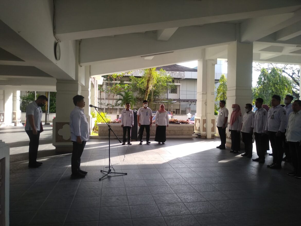 Sekretaris DPRD Provinsi Kalsel Muhammad Jaini menjadi pembina apel pagi di hari pertama masuk kerja paska lebaran Idul Fitri 1444 Hijriyah bertempat di Halaman Parkir Gedung DPRD Provinsi Kalsel.(foto : humasdprdkalsel)