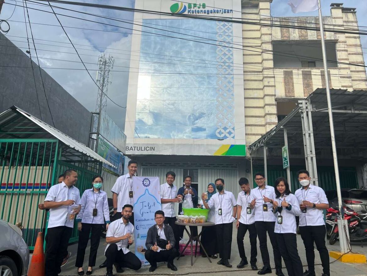 Karyawan BPJS Ketenagakerjaan Batulicin saat berbagi takjil gratis di depan kantornya Jalan Pahlawan kepada pengendara yang melintas jelang buka puasa, Senin (3/4/2023) sore. (foto : ist)