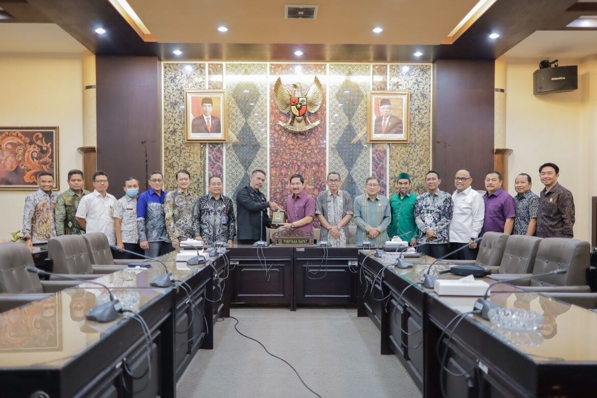 Rombongan Pansus III DPRD Provinsi Kalsel melaksanakan kegiatan studi komparasi ke DPRD Provinsi Jatim terkait LKPj 2022.(foto : humasdprdkalsel)