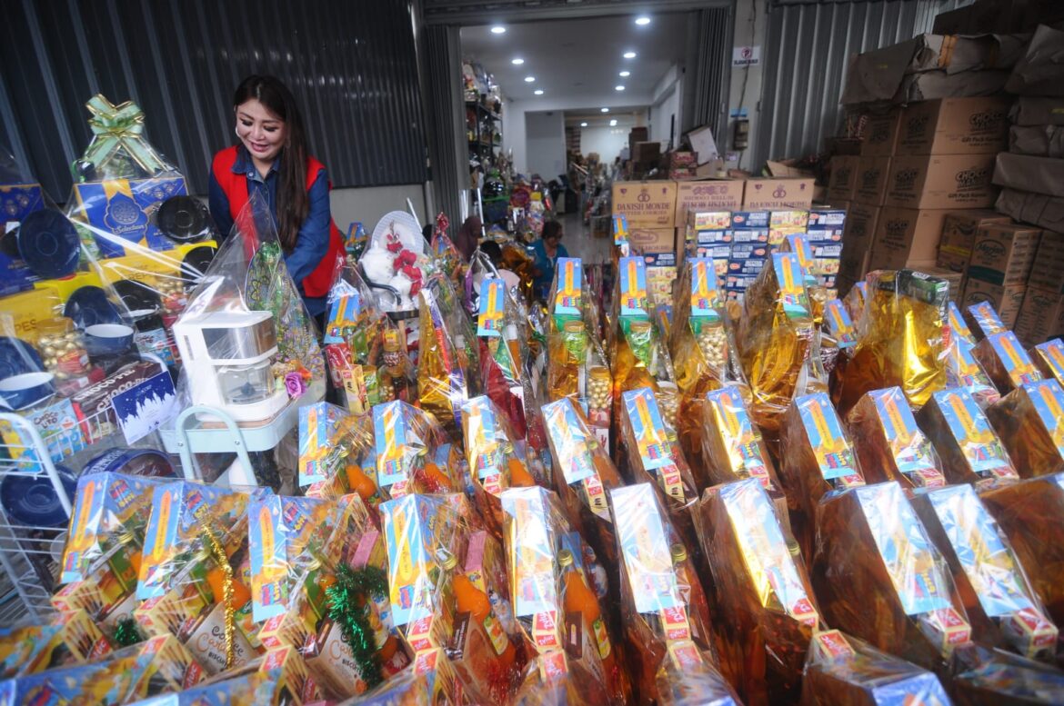 Ribuan parcel disiapkan menjelang lebaran Idul Fitri di Dunia Parcel, Jalan Veteran, Kecamatan Banjarmasin Tengah, Kota Banjarmasin, Rabu (5/4/2023). (foto : iman satria/brt)