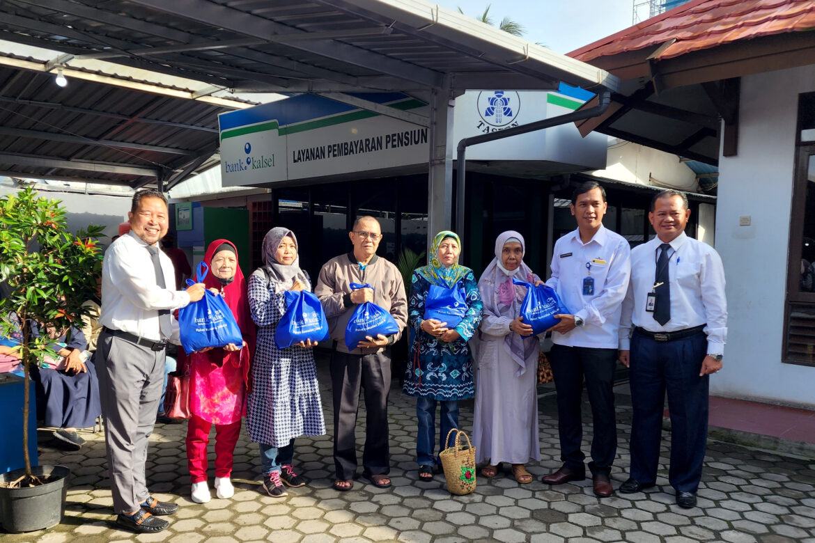 Bank Kalsel melalui program CSR, berikan Paket Ramadan kepada Pensiunan Taspen di Bank Kalsel