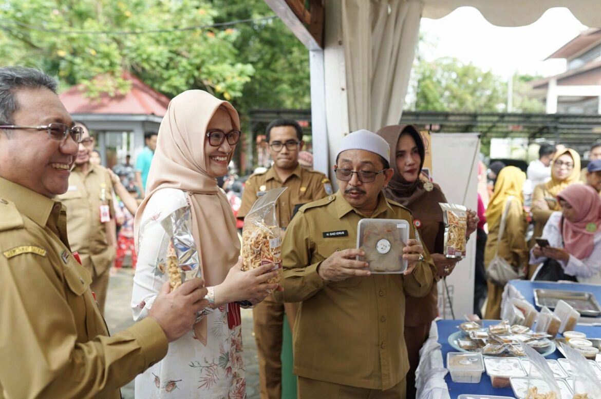 Wakil Bupati Banjar Said Idrus Al-Habsyie membuka Pasar Murah didampingi Manager CSR PT Pertamina (Persero) Dian Hapsari Firasati dan Sekda Banjar H. Mokhammad Hilman