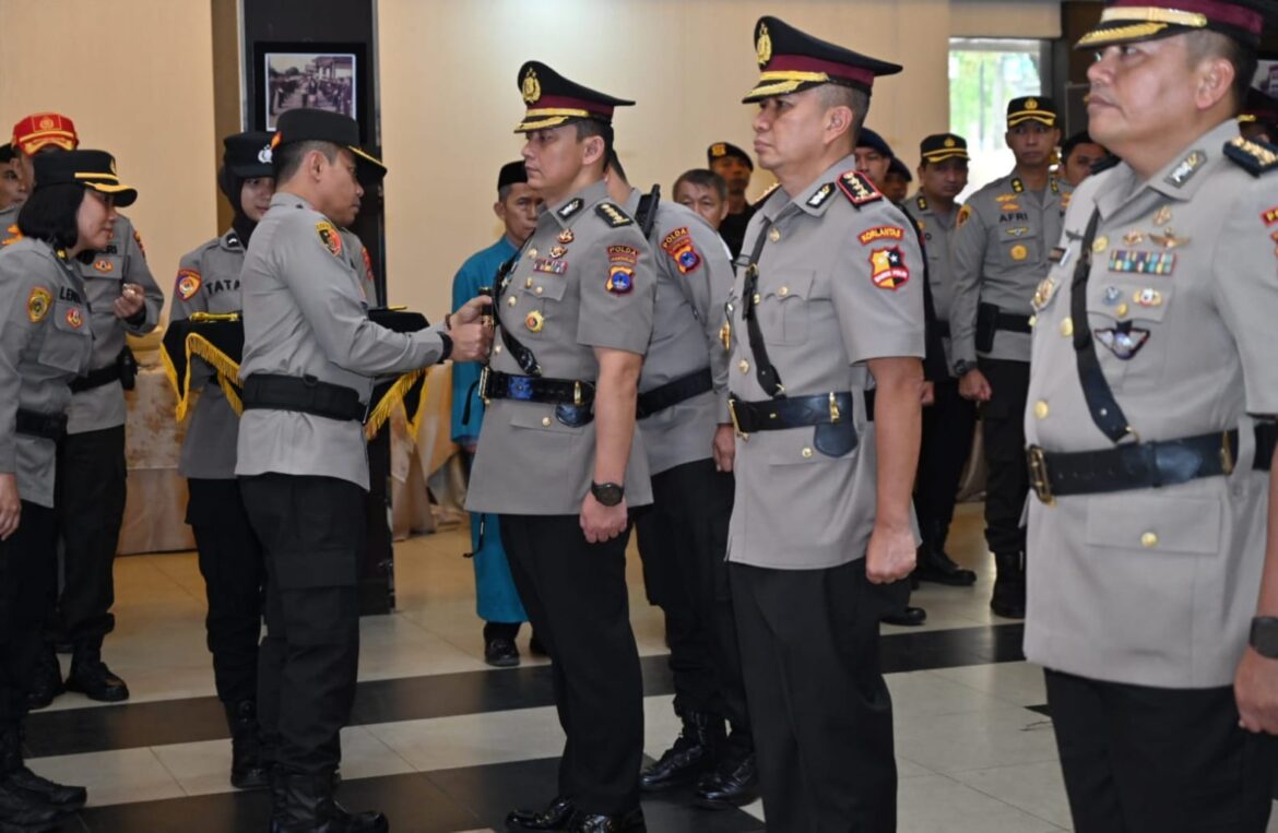 Kapolda Kalimantan Selatan (Kalsel) Andi Rian R Djajadi memimpin serah terima jabatan empat pejabat utama (PJU) dan empat Kapolres (Foto: Istimewa)