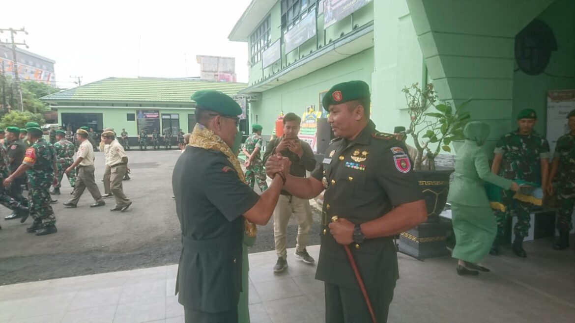 Letkol Inf Arman Aris Sallo selaku Komandan Dandim 1007/Banjarmasin menggantikan Kol Inf Ilham Yunus saat sertijab di Makodim, Sabtu (1/4/2023) siang.(foto : sum/brt)