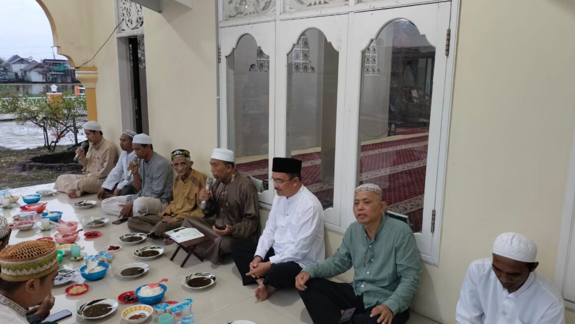 HM.Uskiansyah dan para jamaah Masjid Al Amim Benua Anyar saat buka bersama pada Ramadhan 1444 H