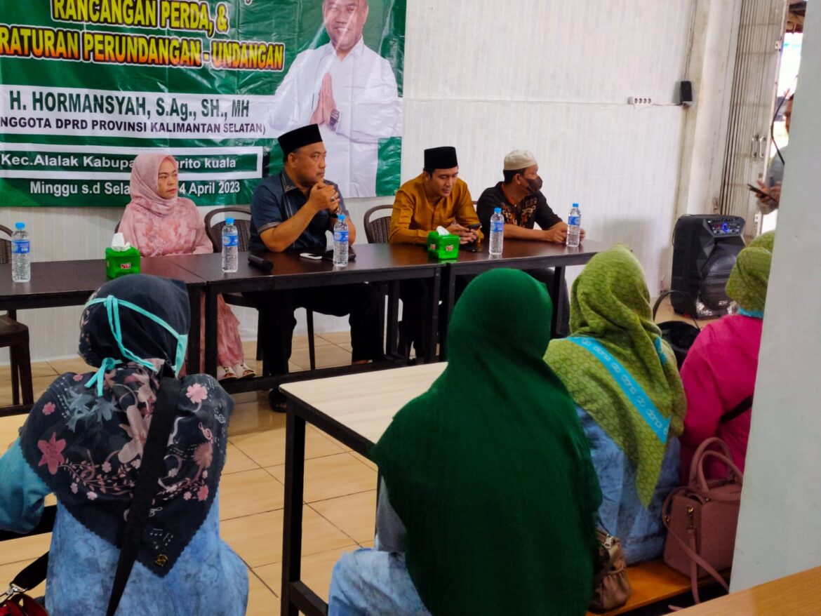 Anggota DPRD Provinsi Kalsel H Hormansyah melaksanakan kegiatan Sosialisasi Perda Kalsel Nomor 3 Tahun 2017 tentang Penyelenggaraan Pendidikan bertempat di Handil Bakti Kabupaten Batola.(foto : sophan/brt)