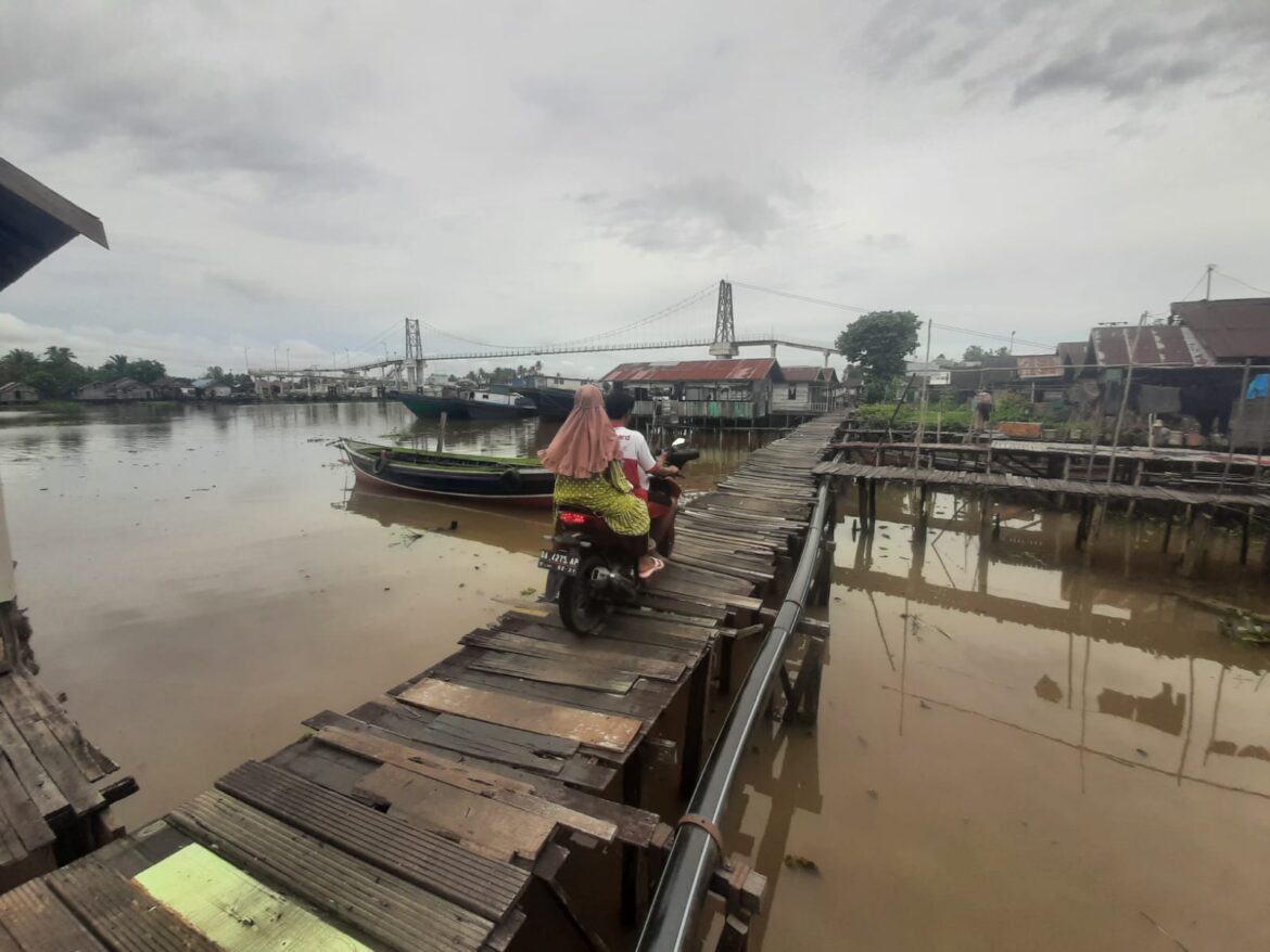 Jalan titian Pulau Bromo, satu satunya akses milik warga setempat kini kondisinya semakin buruk.