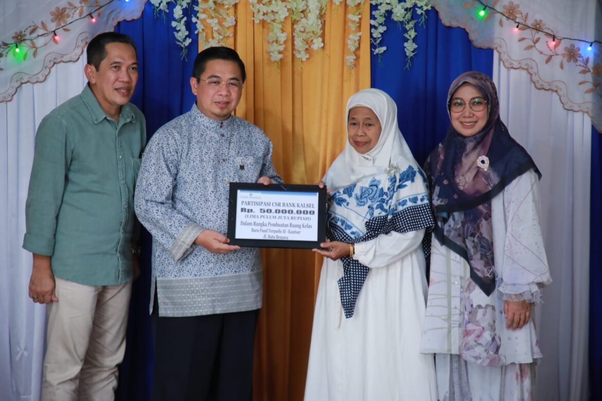 H Ibnu Sina menyerahkan bantuan kepada PAUD Al Kautsar yang didampingi Pimpinan Cabang Bank Kalsel Antasari Banjarmasin, Firmansyah (foto:bank kalsel)