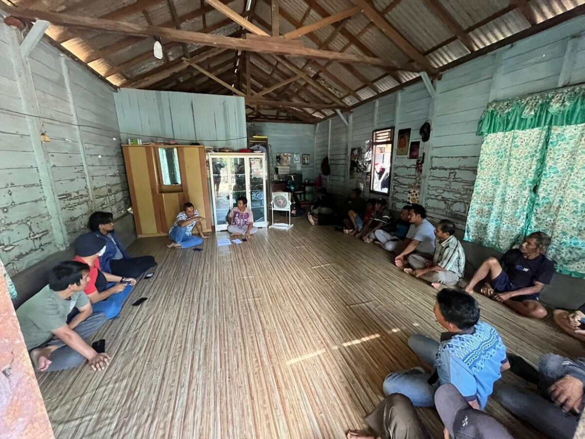 Polda Kalsel melalui Ditintelkam menjalin silaturahmi sekaligus menyerap aspirasi masyarakat di Dusun Sungai Pula, Desa Rantau Bakula, Kecamatan Sungai Pinang, Kabupaten Banjar.(foto : Ditintelkam Polda Kalsel)