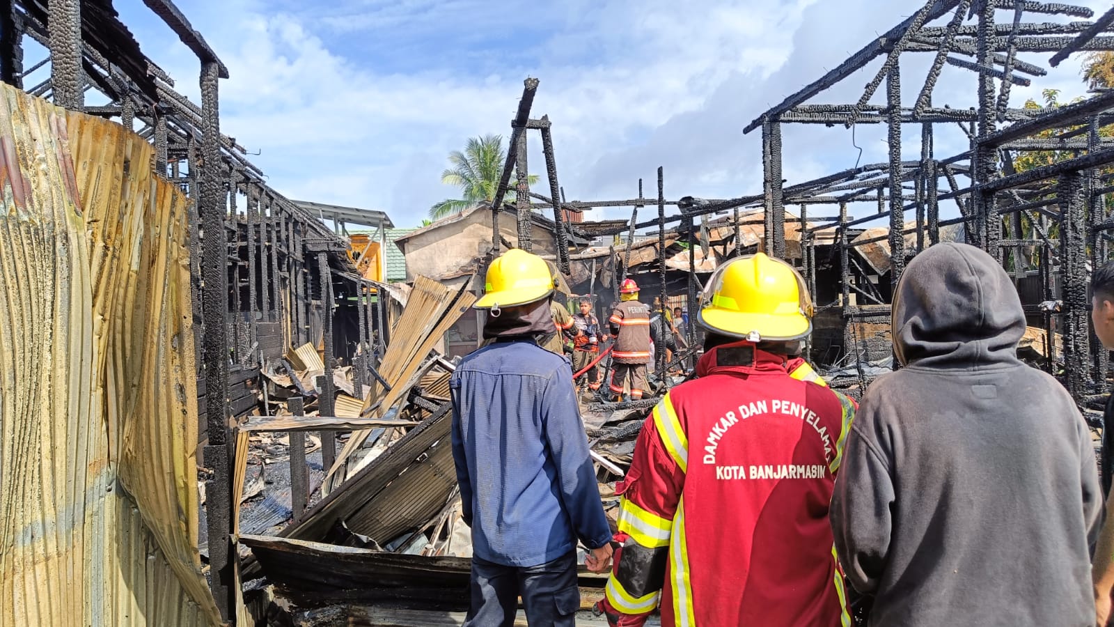 Puing-puing bangunan yang hangus pasca kebakaran hebat di Gang Ternate.