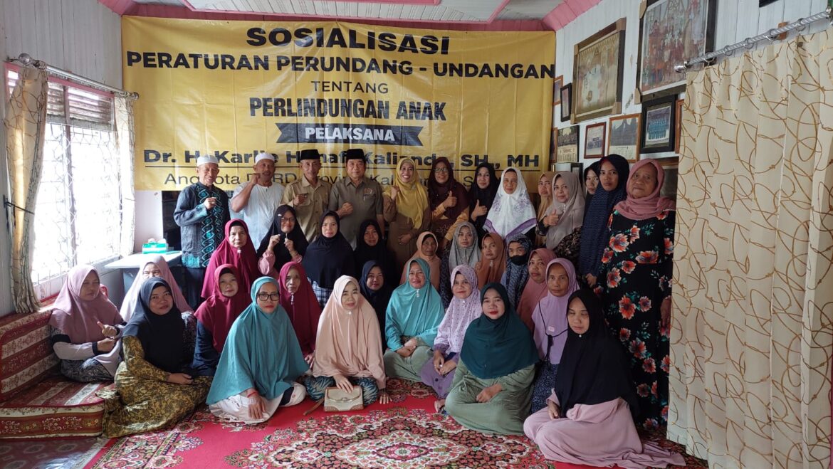 Anggota DPRD Provinsi Kalsel Dr H Karlie Hanafi Kalianda, SH MH saat melakukan Sosialisasi Rancangan Peraturan/Peraturan Perundang-undangan tentang Peraturan Daerah Provinsi Kalsel Nomor 11 Tahun 2018 tentang Pemberdayaan Perempuan dan Perlindungan Anak di Desa Lepasan Kecamatan Bakumpai Kabupaten Barito Kuala.(foto : ist)