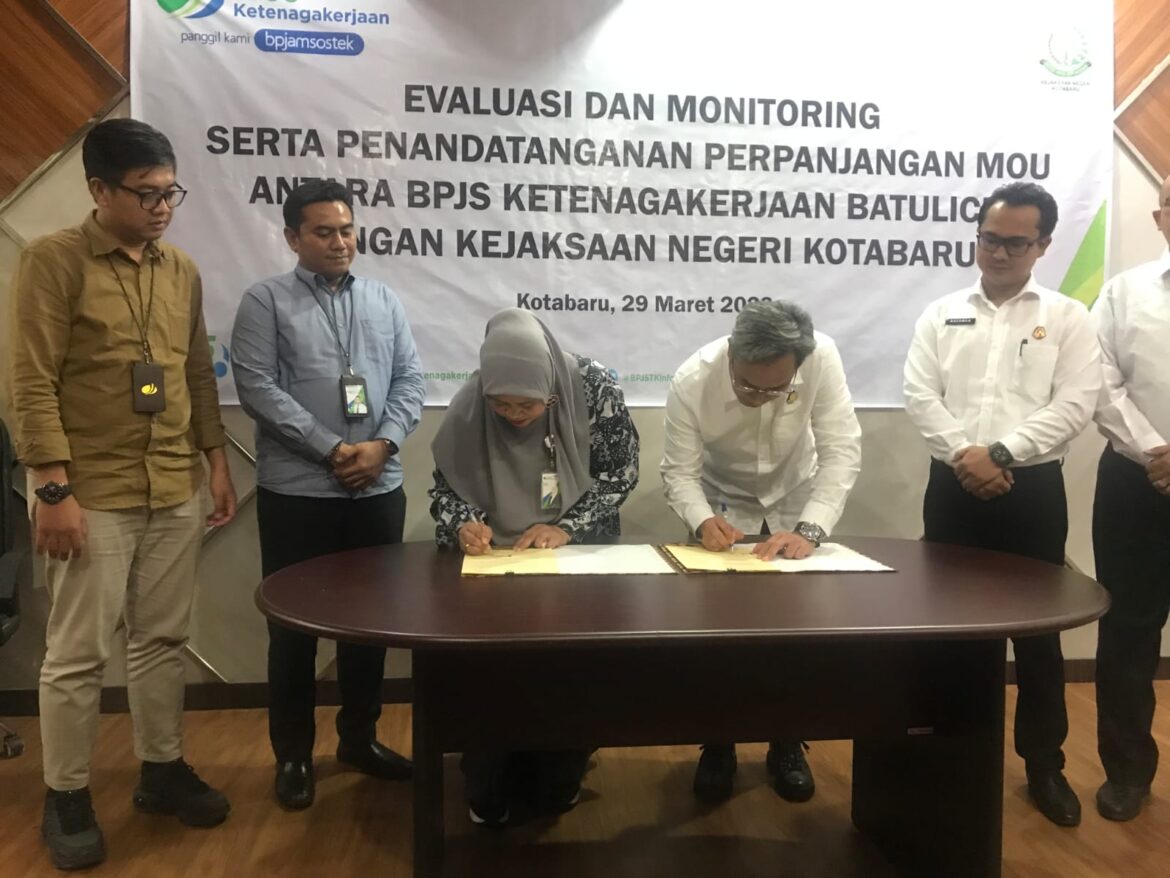 Kepala Kejaksaan Negeri Kotabaru bersama Kepala BPJS Ketenagakerjaan Batulicin saat menandatangani Perjanjian Kerjasama (PKS) terkait penanganan bidang hukum masalah Perdata dan Tata Usaha Negara, Rabu (29/3/2023).(foto : ist)