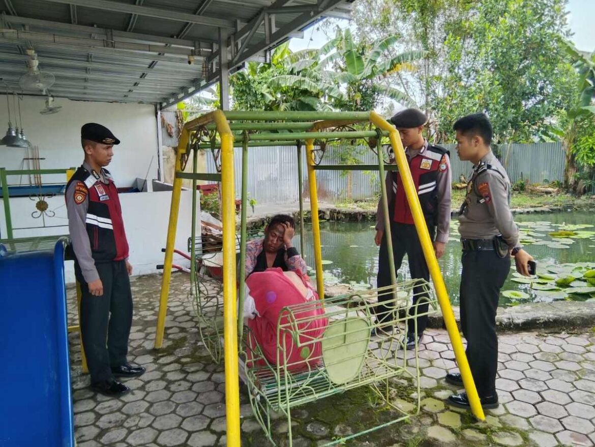 BADUT MERESAHKAN-Karena meresahkan warga Jalan Pengeran Antasari, kedua badut modus mengamen minta uang dengan cara paksa ini diamankan ke kantor Polsek Banjarmasin Tengah, Rabu (5/4/2023) siang. (foto:ist)