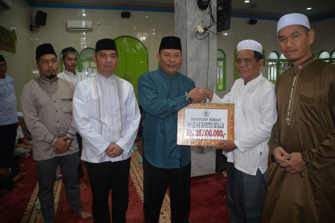 Pj Bupati Batola Serahkan Bantuan ke Sejumlah Mesjid