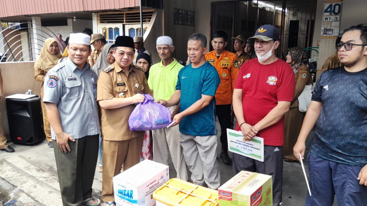 Wali Kota Banjarmasin saat menyerahkan bantuan kepada para korban musibah kebakaran di Gang Ternate.