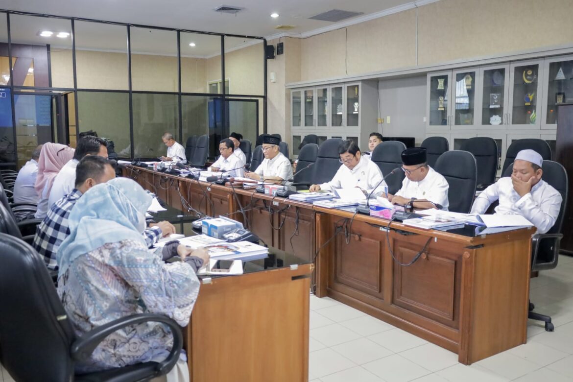 Pansus II DPRD Provinsi Kalsel menggelar rapat bersama mitra kerja untuk memperdalam kajian materi terhadap LKPj Kepala Daerah Tahun Anggaran 2022.(foto : humasdprdkalsel)