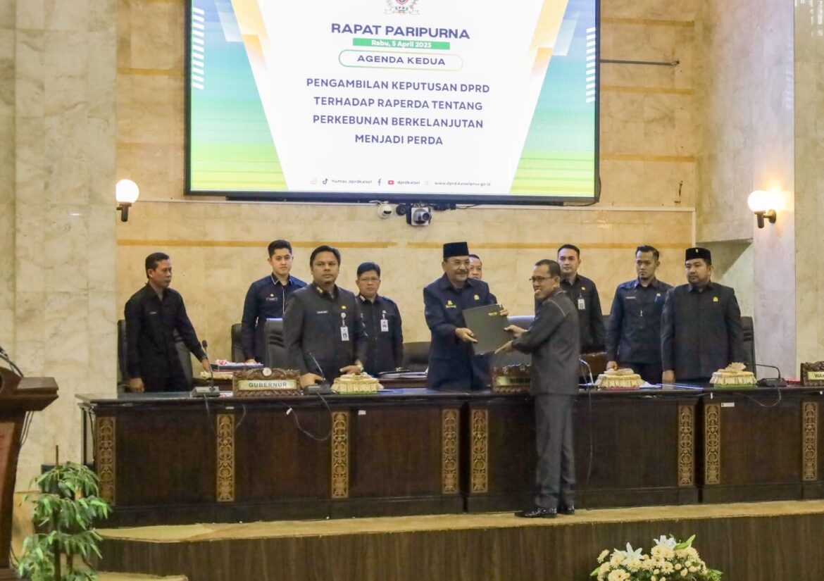Burhanuddin selaku juru bicara menyampaikan Laporan Panitia Khusus Pembahas Raperda tentang Perkebunan Berkelanjutan dalam rapat paripurna yang diterima Ketua DPRD Provinsi Kalsel DR (HC) H Supian HK, SH MH.(foto : humasdprdkalsel)