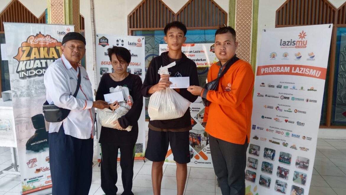 H Yazidi Ketua LazisMu Al Furqan Menyerahkan Pembagian Paket Menjelang Lebaran Idul Fitri 1444 Hijriyah (foto:ist)