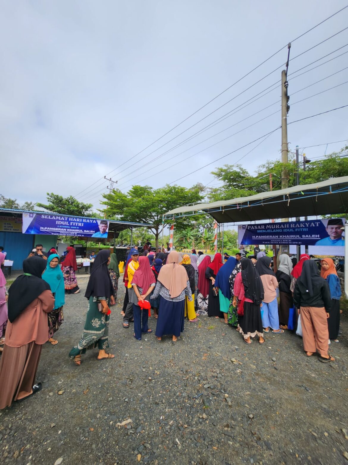 Pasar Murah Rakyat yang digelar Wakil Ketua Komisi II DPR RI, H Pangeran Khairul Saleh disambut antusias masyarakat (foto:ist)