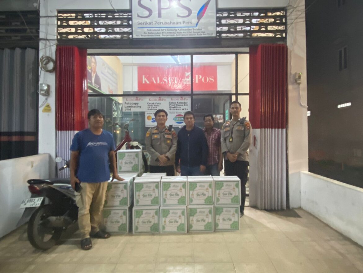Kepala Biro SSJ Indosiar dan SCTV Banjarmasin, H Lutfi Darlan, saat menerima paket lebaran dari Kaur Produk Korspripim Kapolda Kalsel, Ipda Rizqi Nugraha Ramadhan S.Tr.K MH