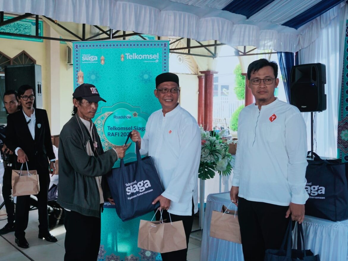 Telkomsel memberikan bantuan ke mereka yang membutuhkan untuk #NyalakanKebersamaan di momen Ramadan (foto:istimewa)