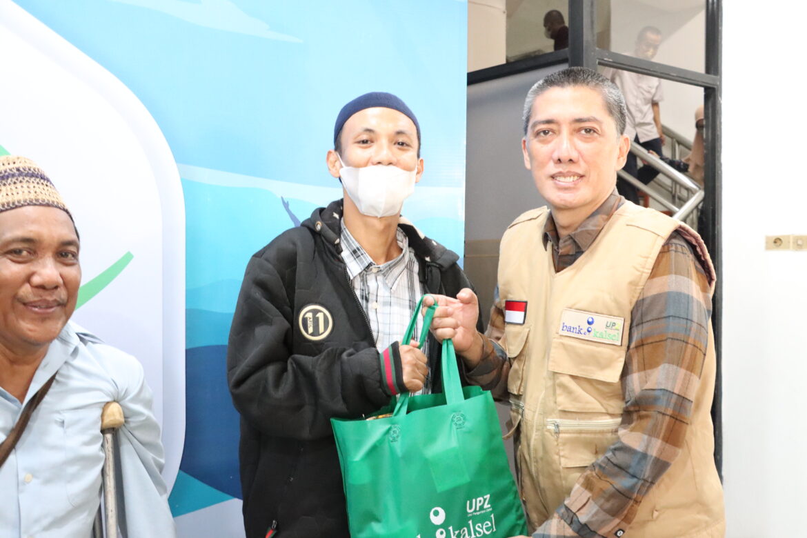 Bank Kalsel melalui Unit Pengumpul Zakat berikan sembako kepada para disabilitas (foto:bank kalsel)