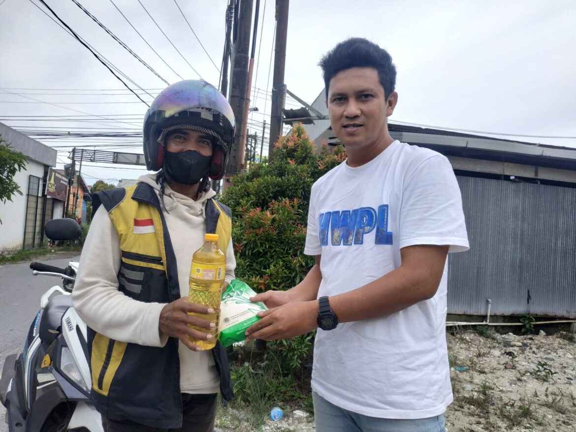 FWE Kalsel berbagi dengan warga yang membutuhkan di Ramadan tahun 2023 ini (foto:ist)
