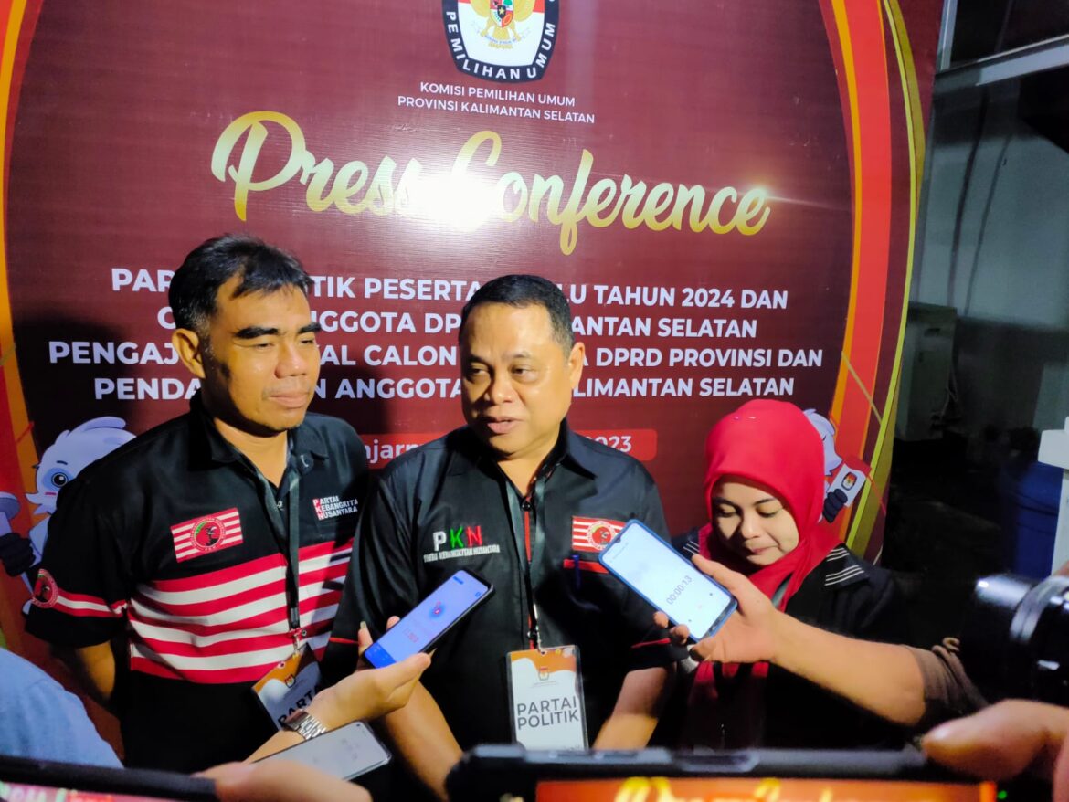 Ketua DPD PKN Provinsi Kalsel Ir Achmad Sofiani menyampaikan keterangan pers usai penyerahan berkas bacaleg yang diterima KPU Kalsel.(foto : sophan/brt)